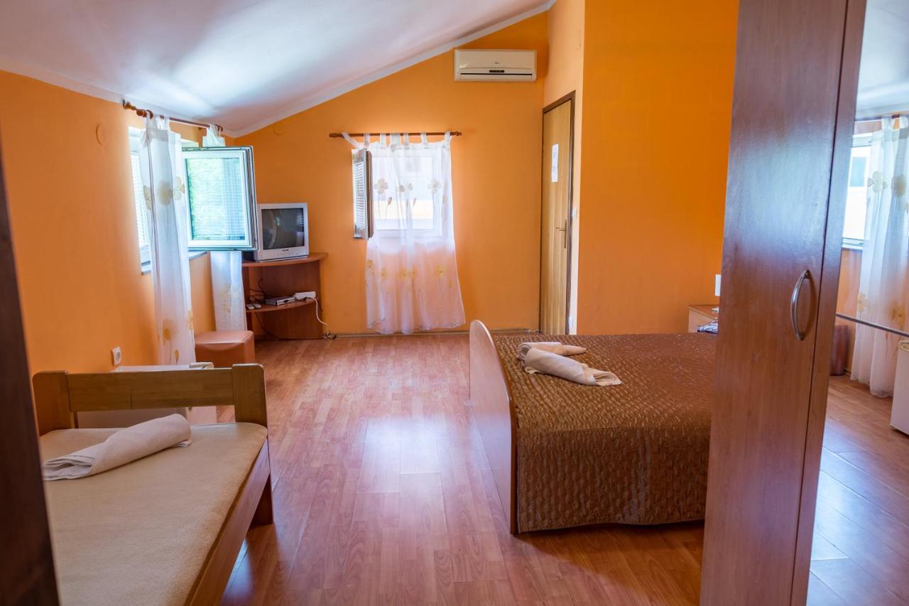Pag Marina Rooms & Apartment Exterior photo